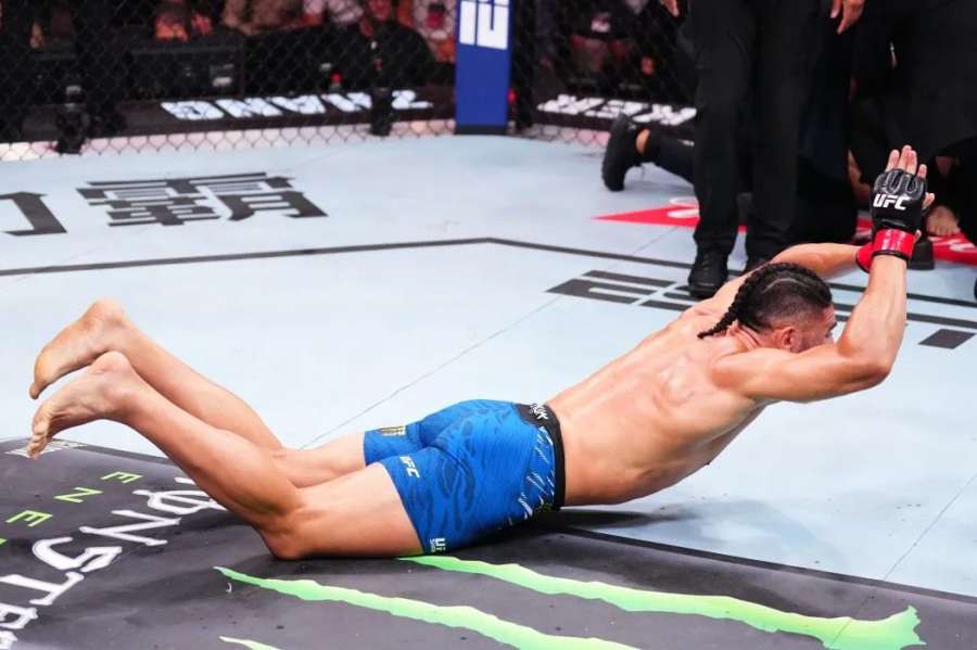 Měl si jít v UFC pro porážku, ale Walker si všechny namazal na chleba