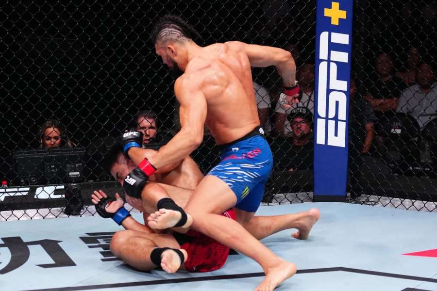 Bolestivá bouře pro favorita v UFC. Nemohl stát a šel k zemi