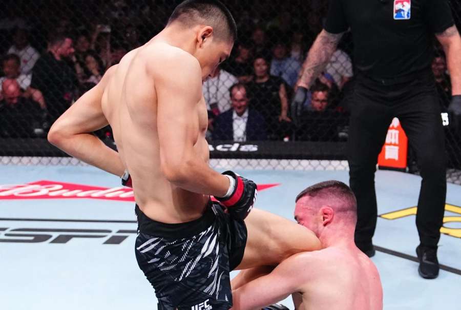 Rána jako z děla. Zakázané koleno v UFC, přesto Číňan vyhrál na TKO