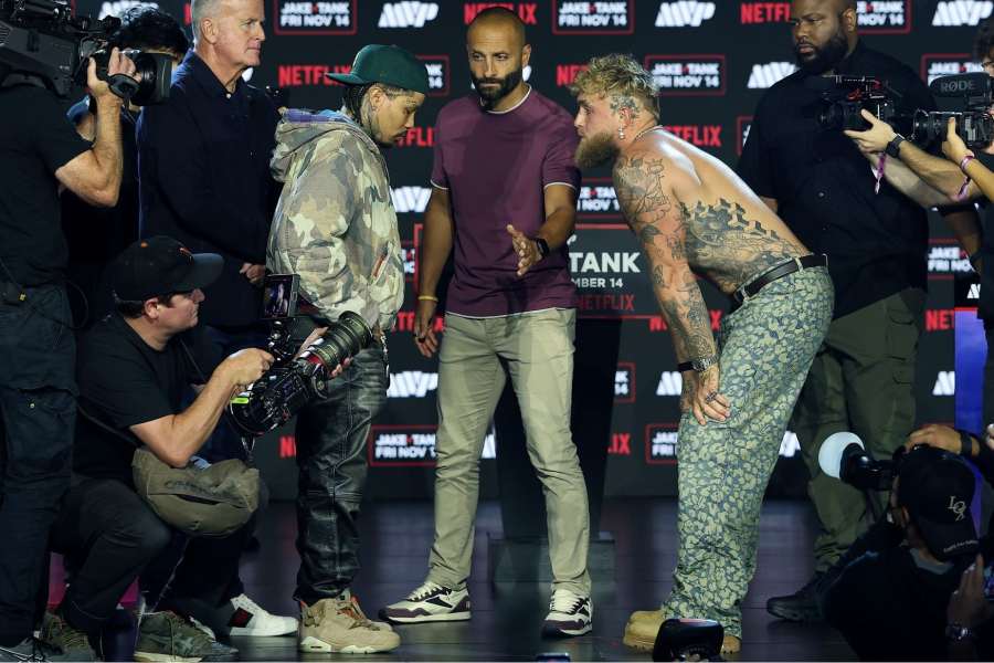 Komický staredown baví. Paul by měl bojovat s někým jako jsem já, ozval se obr