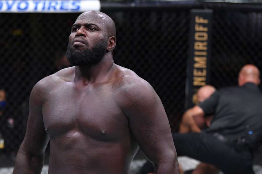 Už to zase kosí. Po konci v UFC těžká váha zase rozdává KO rány