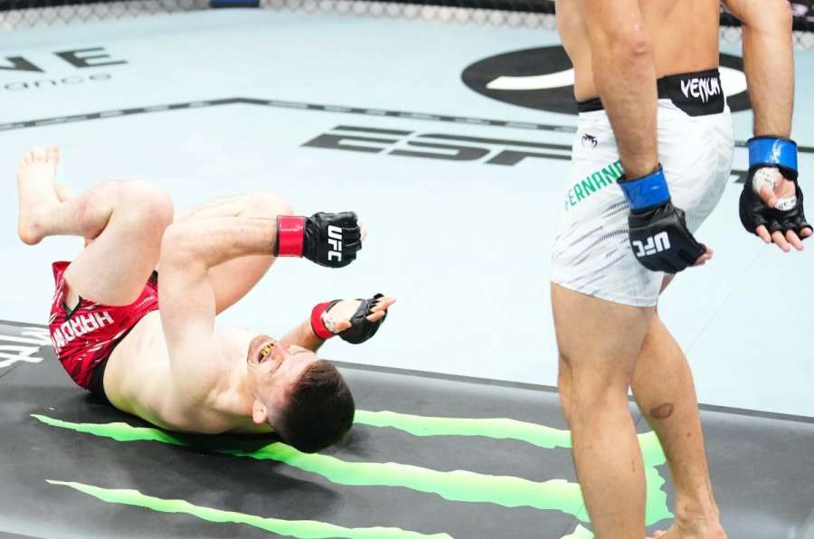 Překvapivý konec v UFC. Noha vypověděla službu