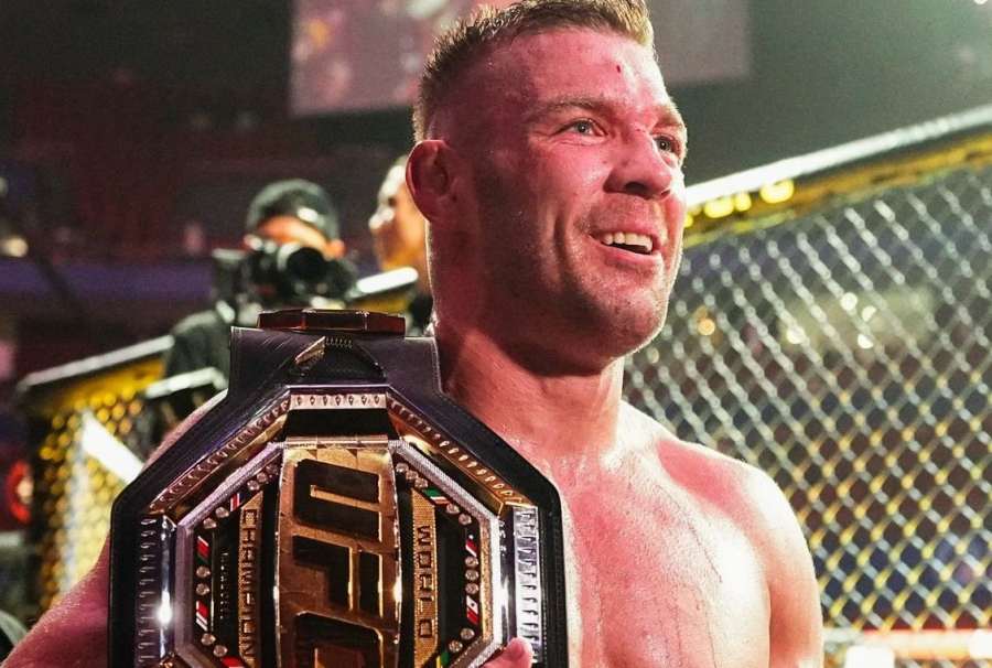 Nekontroloval jsem jeho bankovní výpisy, ale říká, že má spoustu peněz, pálí šampion UFC
