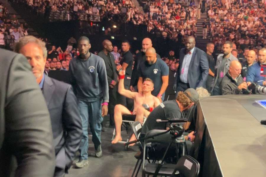 Dočaroval. Do šatny ho v UFC odvezli na invalidním vozíku