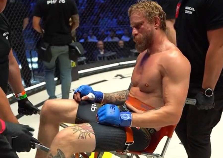 Bolestivý konec v KSW. Koleno nevydrželo, bojovník skončil na vozíku