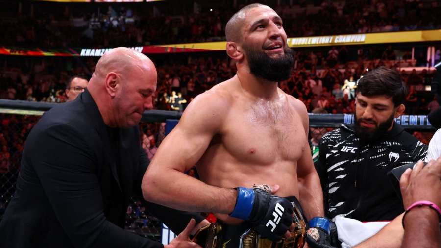 Teď jsem šampion, neplač, brzy se vrátím, telefonoval šampion UFC v zákulisí s mámou 