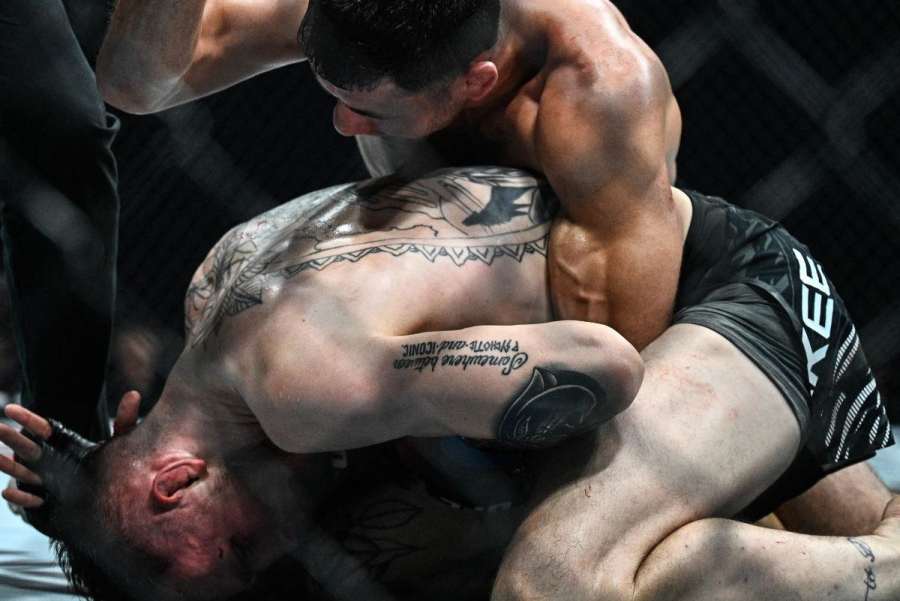 Ta stopka byla šílená. Kontroverzní ukončení na UFC v Paříži
