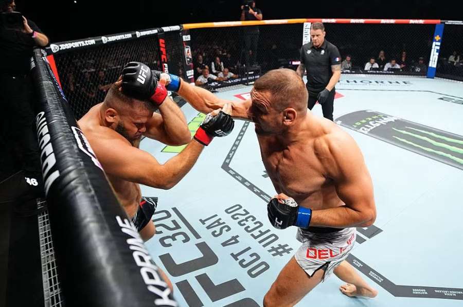 Přesná na bradu a polský obr šel k zemi. Vítězi tleskal i šampion UFC