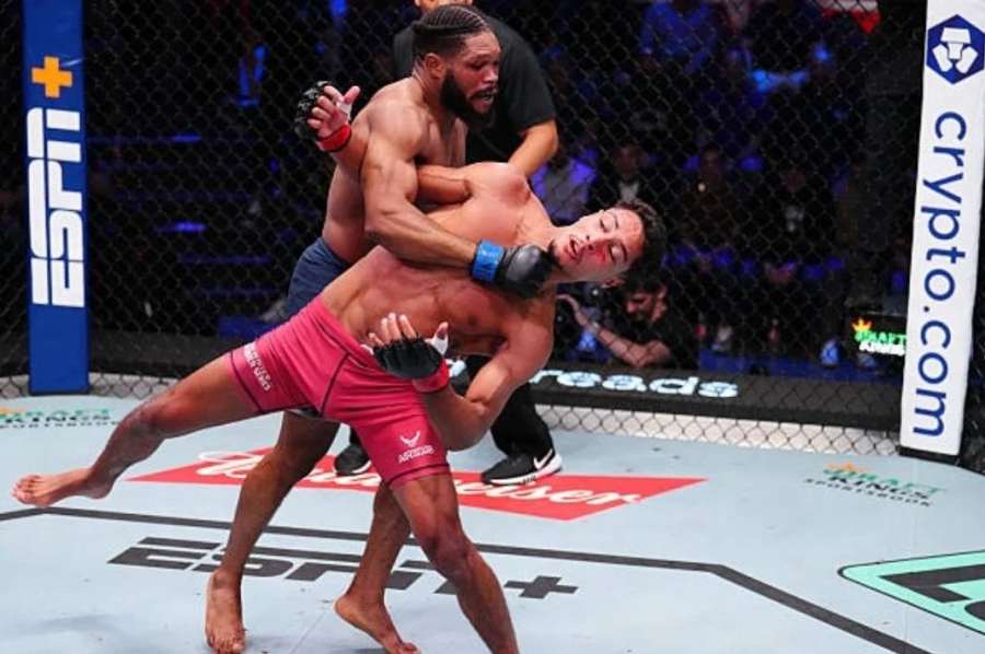 Dokonalá nálož. Mladík poslal soupeře k zemi a rozrazil brány do UFC