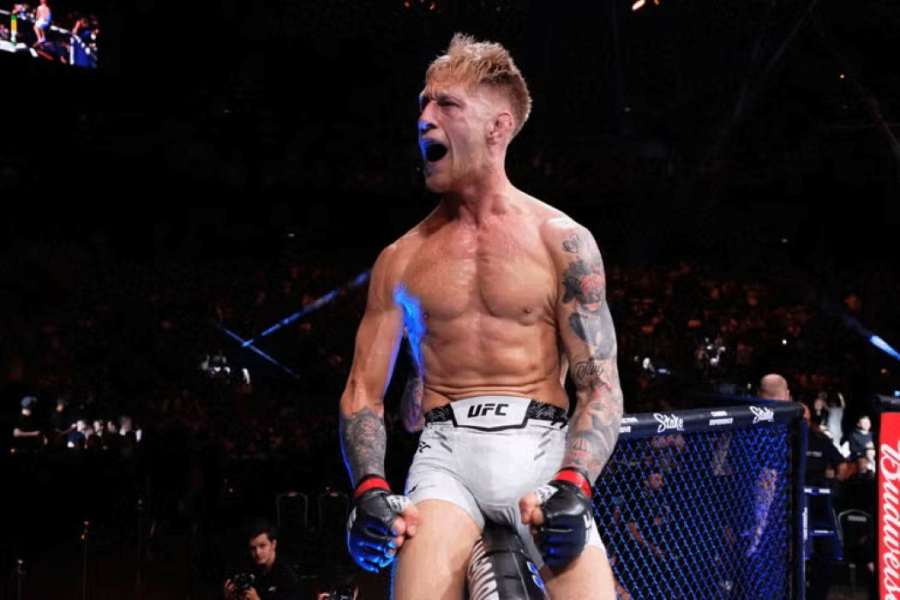 Rozhodčí viděl dost a vysvobodil potácejícího se zápasníka UFC