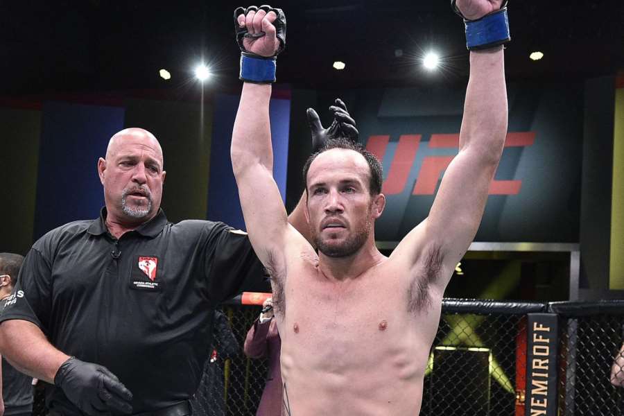 Vítězství zaplacené krví. Lékař zápas v UFC nezastavil