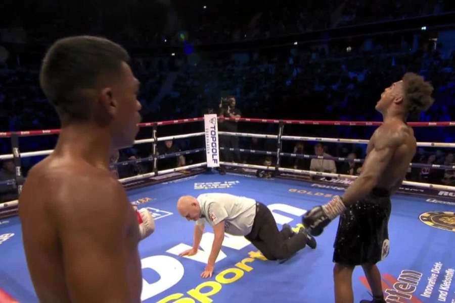 Cirkus, vysmáli se fanoušci titulovému zápasu. KO dostal sudí