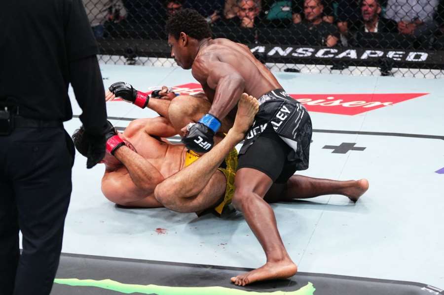 Nečekaný finiš v UFC. Populární bojovník ztratil hlavu, schoulil se do klubíčka, čekal na konec