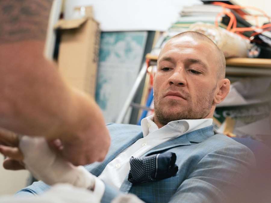 McGregor měl v šatně po porážce překvapivou dámskou návštěvu  
