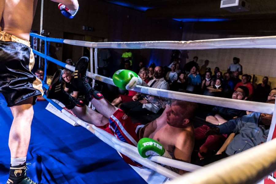 Boxer si naběhl na zvedák a šel z ringu. Rychlá výhra pro českého ranaře