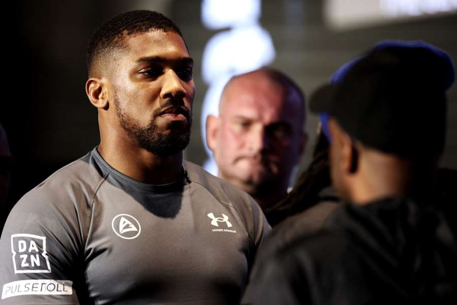 Zuřivá fotbalová rivalita přenesena do ringu? V boxu by Ronaldo porazil Messiho, říká Joshua