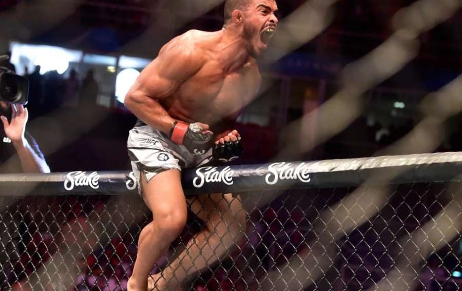 VIDEO: Snová premiéra v UFC. Letící koleno a nekompromisní KO