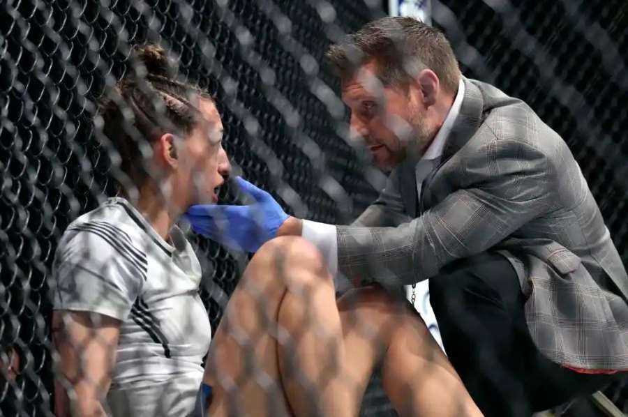 Zmatky v UFC, bojovnice si připsala bizarní konec zápasu 