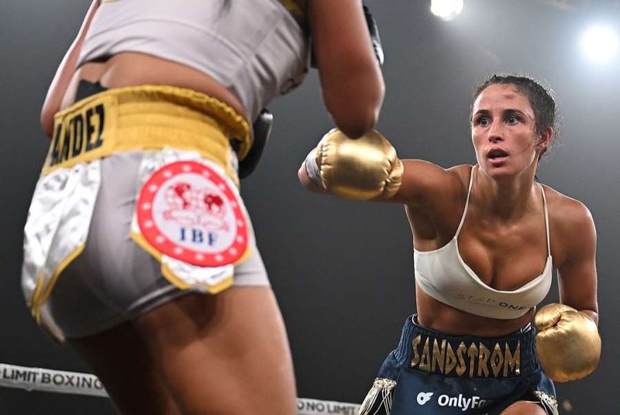 Ráda dovádí na pláži, teď šampionka hledá sponzory před životní výzvou
