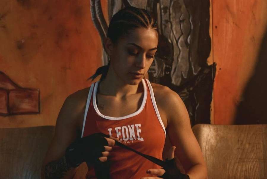 Neporažená boxerka se předvedla. Na pláži vystavila dokonalé pozadí