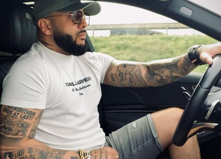 Vzduchem létaly skleničky. Ať si žije ve svém snu. Pravdu se už brzy dozví, vzkázal Corleone