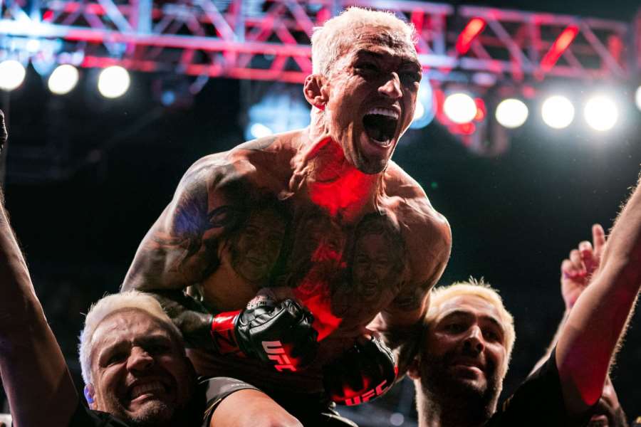 Ani ranař Gaethje na Oliveiru nevyzrál! Už v prvním kole ho Brazilec uškrtil. Pak políbil šéfa na pleš