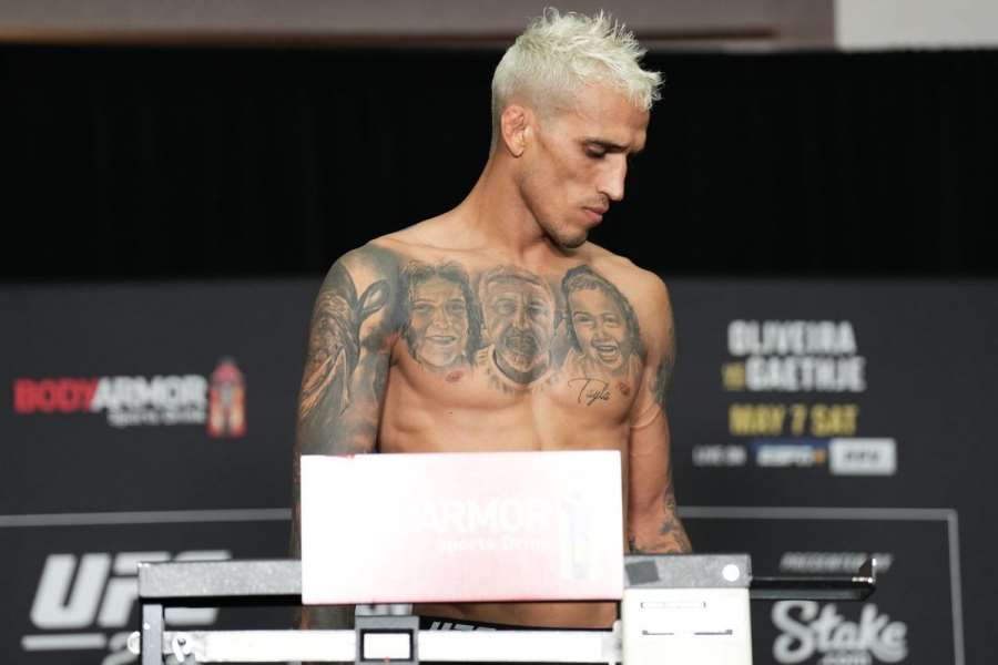 Šok v UFC. Šampion nedal váhu a přišel o mistrovský pás!