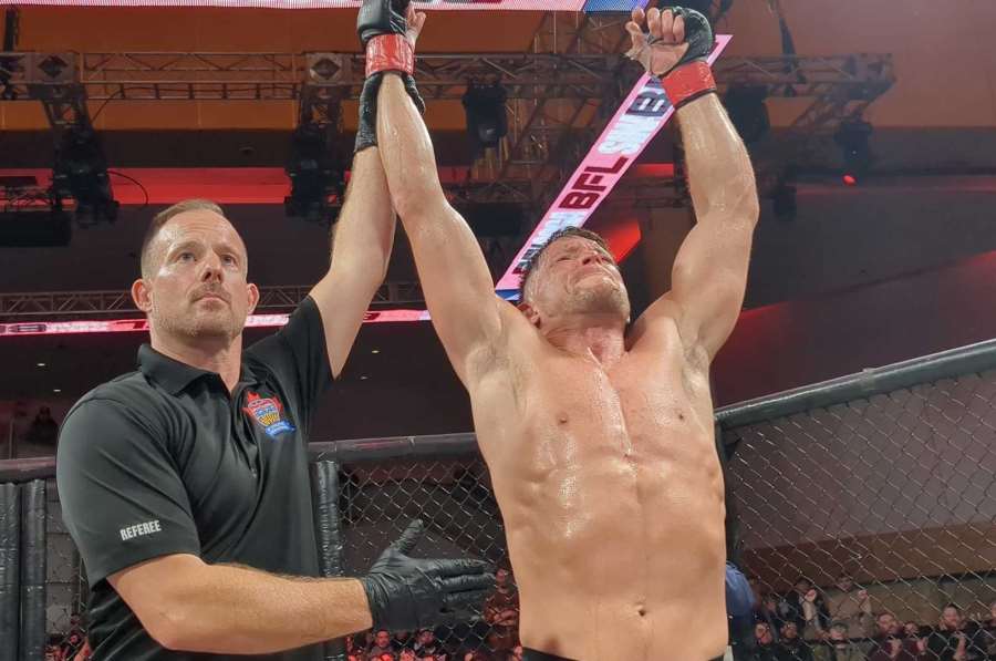 Jedno z nejhorších ukončení MMA souboje. Hlavou přímo o podlahu