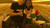 Floyd Mayweather musel mít radost, kamarád vyhrál.