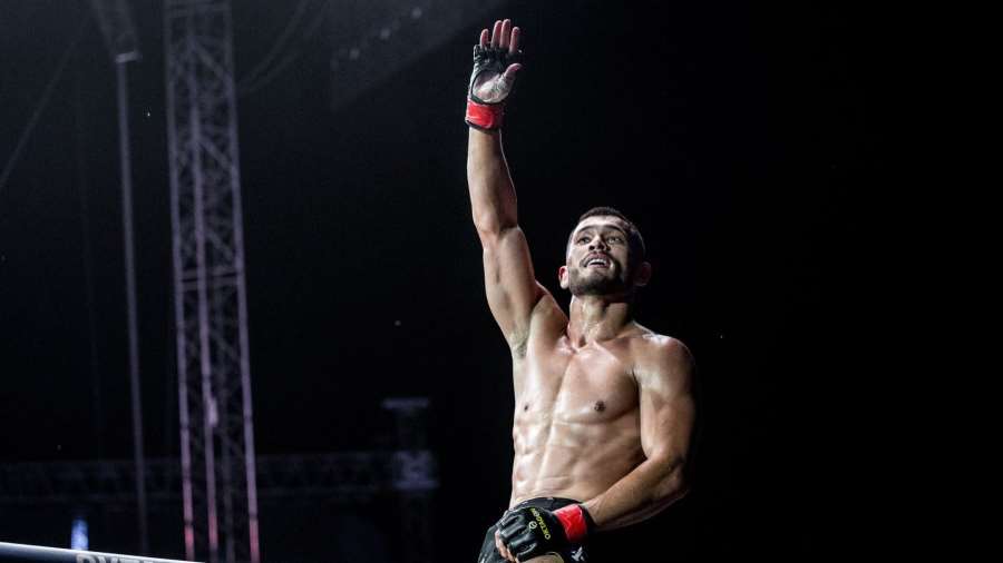 Trojitá dávka UFC. Takto Muradov řádil, až chránič zubů letěl vzduchem 