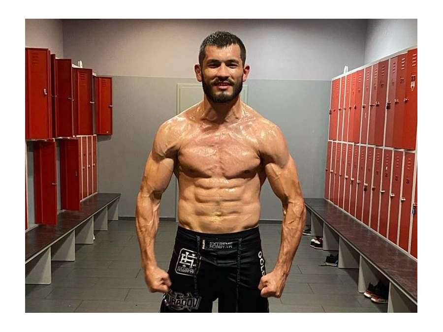 I s jednou rukou maká. Zranění není omluva, vzkazuje Muradov
