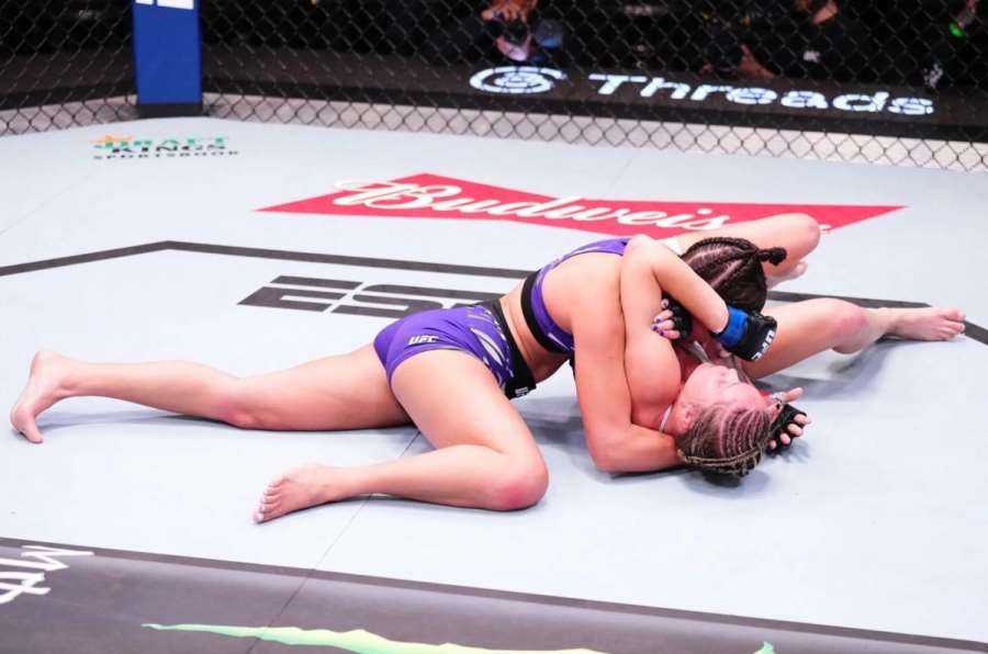 Zápis do historie UFC i odvážná taneční show. Brazilka se po výhře bavila 