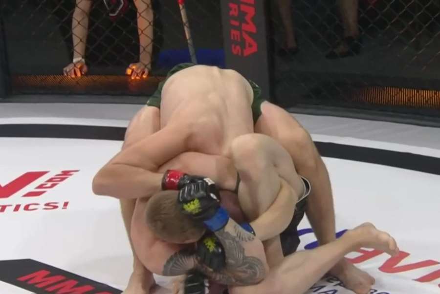 VIDEO: Au, to muselo bolet! MMA zápasník si při pokusu o ukončení zápasu zlomil ruku