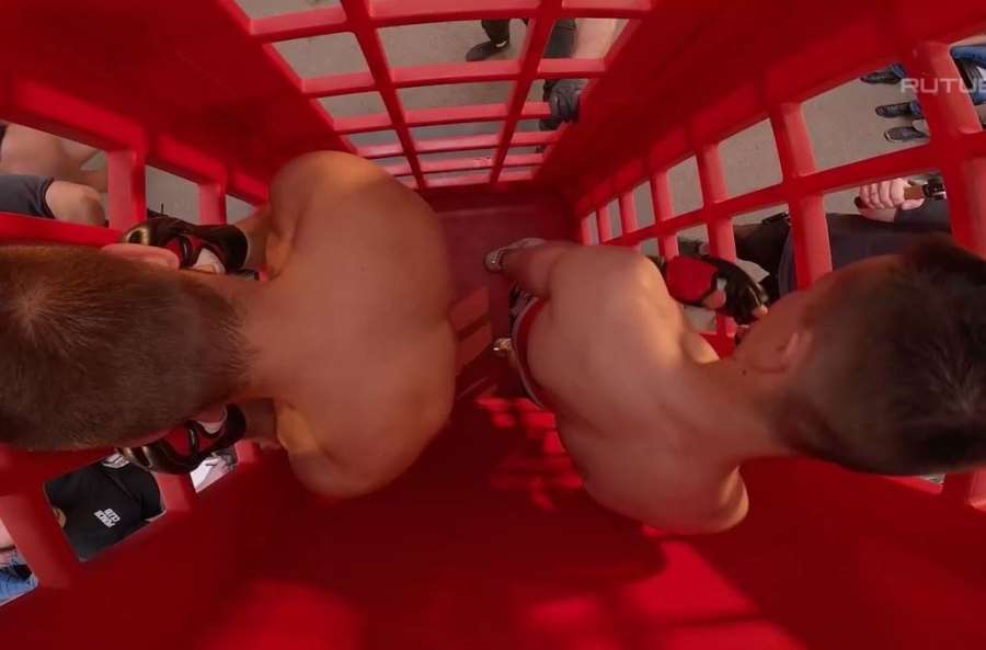VIDEO: V Rusku se perou i v telefonní budce! Je tohle sport, šílenost?