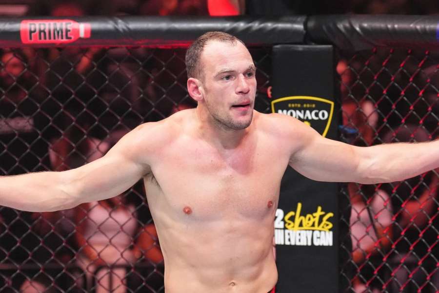 Jedna rána rozhodla. Srbský Doktor zvedákem poslal k zemi zkušeného matadora UFC
