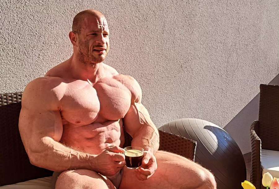 60 čísel přes bicepsy. Slovenský gigant už má 140 kilo