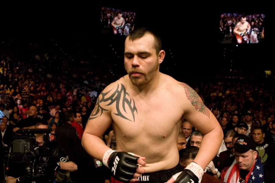 Bývalý šampion UFC vyladil parádní formu. Dříve vážil přes 186 kilo 