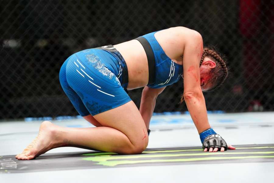 Majitelka nejkulatějšího pozadí slaví první výhru v UFC