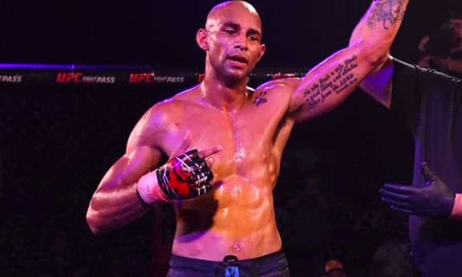 Profesionální zápasník MMA a bývalý voják zemřel při výbuchu hasičského auta