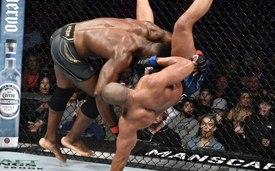 Šampion bude až 10 měsíců mimo hru. Ngannou půjde na operaci