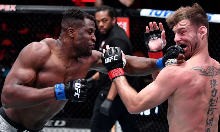 Těžká váha v UFC má nového krále. Ten předvedl brutální sílu a KO!