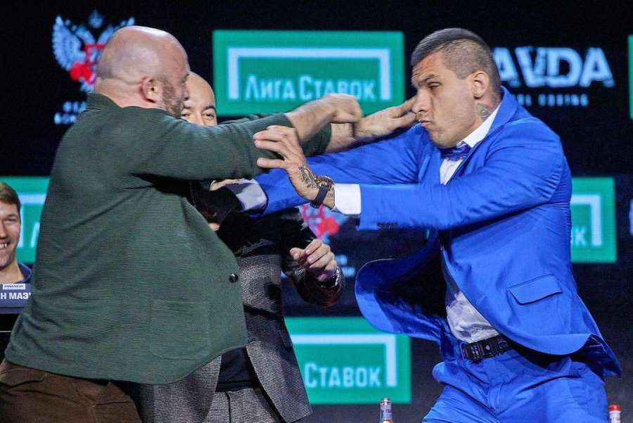 VIDEO: Joker z Oktagonu se popral už na tiskovce. Na Batmana jsi moc tlustý, řekl svému soupeři 
