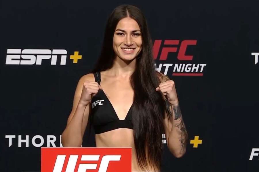 Na ring girl měla malá prsa, tak se stala bojovnicí. Tohle je kráska z UFC