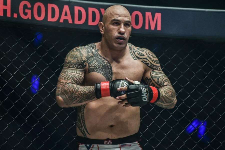 Legendární UFC zápasník dostal hlavní roli v hororu. Vyřídil několik zombie