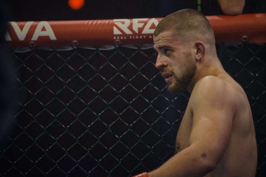 Bitka na zábavě a bylo rozhodnuto. Fotbal prohrál, vyhrálo MMA