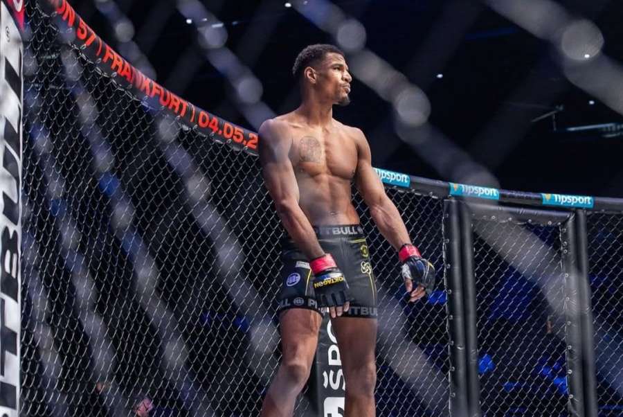 Ir z Oktagonu ladí formu i s borci z UFC. Už si myslí na dva tituly