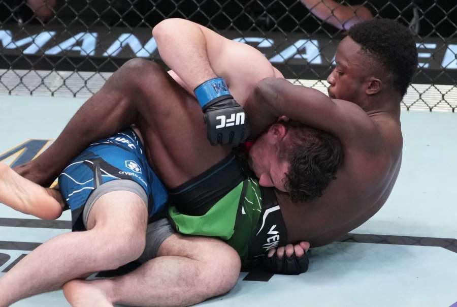 Rychlá práce v UFC! Nigerijec uškrtil naivního Američana za 30 vteřin