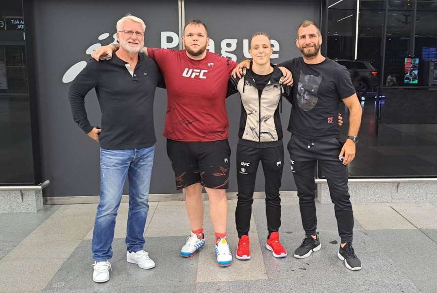 Noční návrat po premiérové výhře v UFC. Na oslavu dala šťastná Bledá výjimečně whisky 