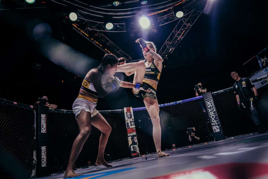Bledá byla z klece odnesena v náručí. Na pár týdnů jde MMA na druhou kolej, je tu životní zkouška
