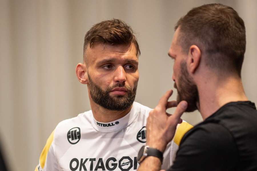 Vážení před Bratislavou. Jeden z bijců ze hry venku, Čech výrazně přestřelil
